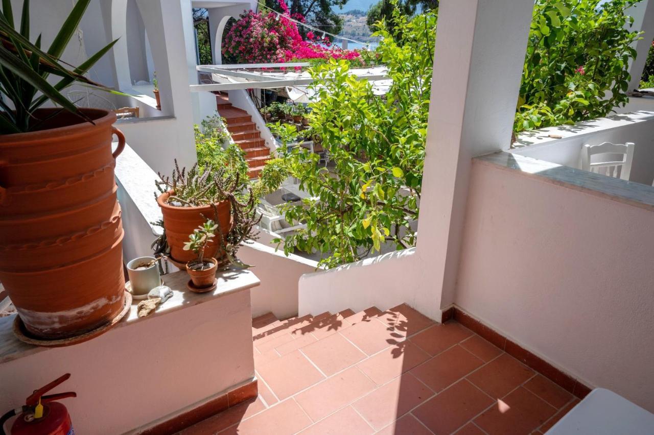 Odyssey Suites Poros Town Exteriér fotografie